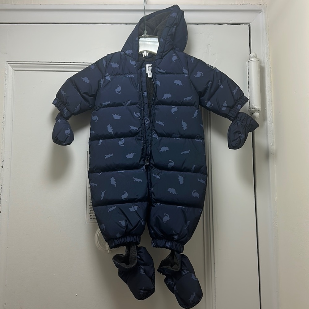 NWOT Gap Dino newborn snow suit size 0-6months